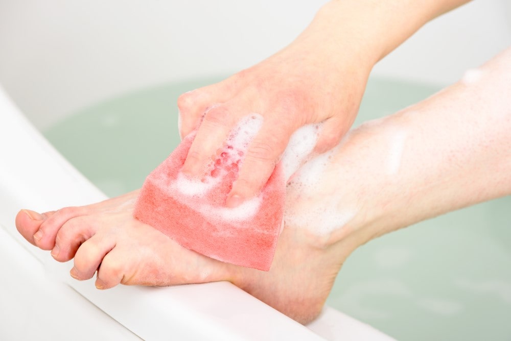 washing feet to treat toenail fungus with coconut oil feet washing to apply coconut oil to heal toenail fungus