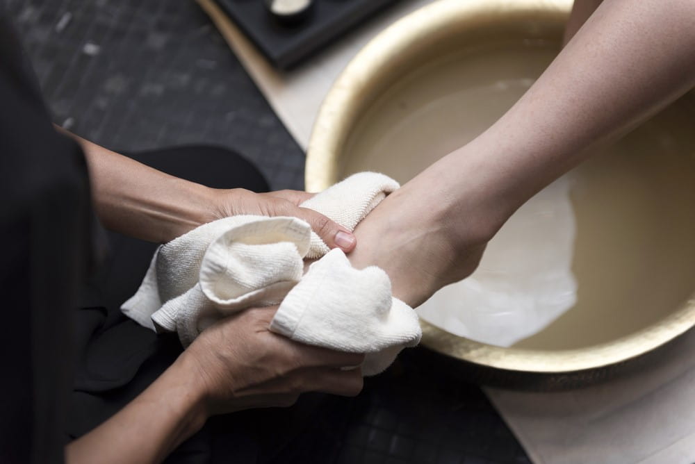 Tea tree essential oil for toenail fungus foot soak